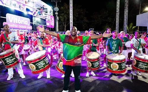 
          Imagem ilustrativa da imagem Coração e amor na avenida
          