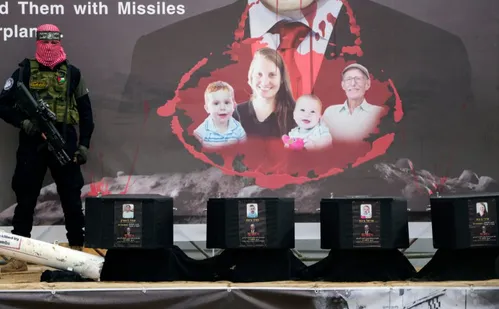 
          Imagem ilustrativa da imagem Corpo de Shiri Bibas chega a Israel após erro
          