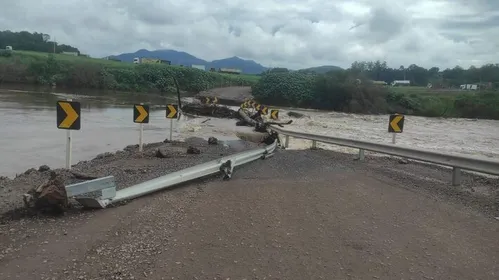 
          Imagem ilustrativa da imagem Correnteza destrói passagem sobre rio no RS; veja vídeo
          