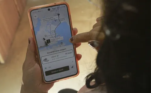 
          Imagem ilustrativa da imagem Corrida por aplicativo: passageiros relatam insegurança e prejuízos em viagens
          