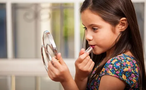 
          Imagem ilustrativa da imagem Cosmeticorexia: quais os riscos do vício de crianças e adolescentes por cosméticos
          