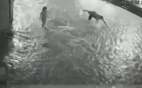 
          Imagem ilustrativa da imagem Criança é resgatada após cair bueiro durante enxurrada em Fortaleza
          