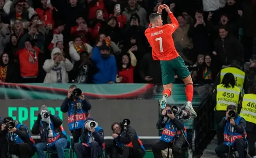 
          Imagem ilustrativa da imagem Cristiano Ronaldo quebra recorde por seleção e é homenageado pelo Guinness Book
          