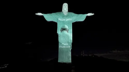 
          Imagem ilustrativa da imagem Cristo Redentor recebe projeção de imagens em apoio ao papa Francisco; veja fotos
          