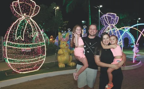 
          Imagem ilustrativa da imagem Vilas de Páscoa encantam com diversão, luzes e coelhos gigantes no ES
          