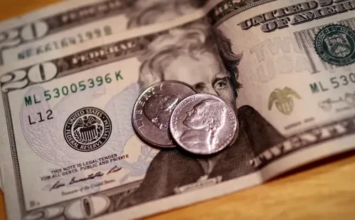 
          Imagem ilustrativa da imagem Dólar cai para R$ 5,68 e fecha no menor nível desde novembro
          