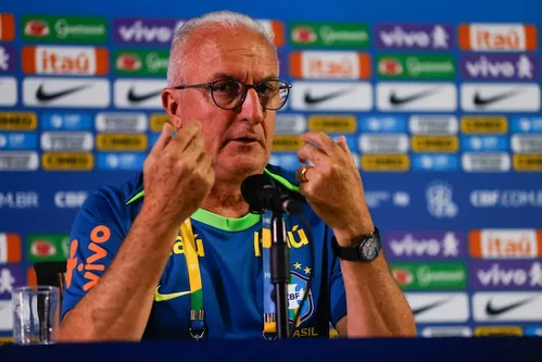 
          Imagem ilustrativa da imagem Dorival ‘acalma’ fala de Raphinha sobre ‘porrada’ contra Argentina e confirma mudanças no time
          