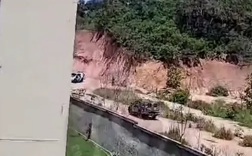 
          Imagem ilustrativa da imagem Dupla é detida após troca de tiros entre PM e criminosos em Vila Velha
          