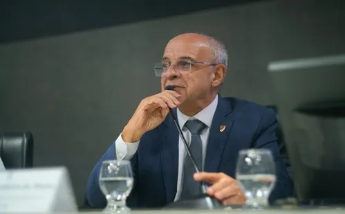 
          Imagem ilustrativa da imagem Eduardo Bandeira de Mello: “Gostaria de ver o Flamengo mais profissional”
          