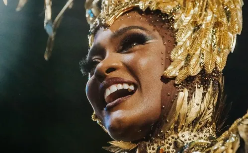 
          Imagem ilustrativa da imagem Efeitos especiais, queda e muito brilho marcam desfiles na Marquês de Sapucaí
          