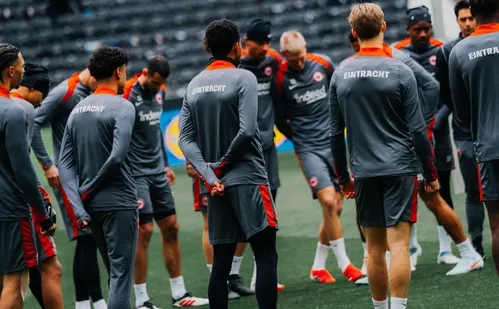 
          Imagem ilustrativa da imagem Eintracht e Ajax decidem vaga na Liga Europa com transmissão da TV Tribuna/Band
          