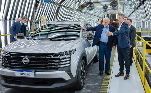 
          Imagem ilustrativa da imagem Em fábrica de carro, Lula destaca aumento de investimentos industriais
          