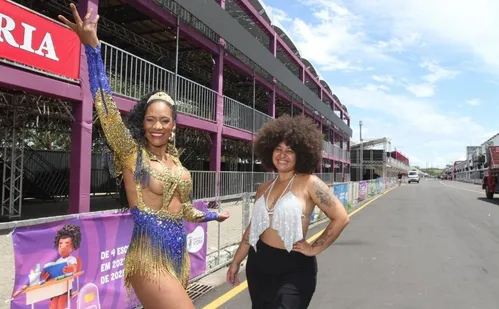 
          Imagem ilustrativa da imagem Emoção e homenagem com a Rosas de Ouro no Sambão do Povo
          