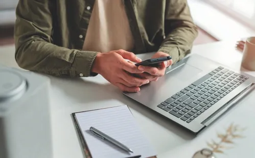 
          Imagem ilustrativa da imagem Empresas vão limitar uso de celular no trabalho para preservar a saúde mental
          