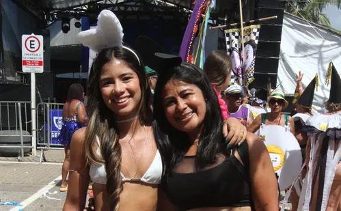 
          Imagem ilustrativa da imagem Encontro de gerações no banho de mar à fantasia em Manguinhos
          