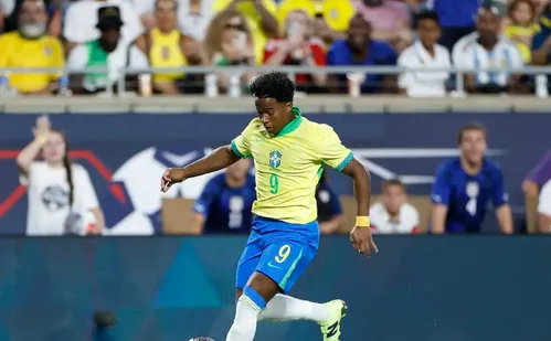 
          Imagem ilustrativa da imagem Endrick é convocado para Eliminatórias após corte de Neymar por lesão
          