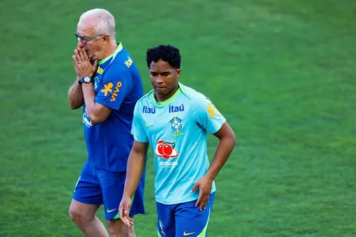 
          Imagem ilustrativa da imagem Endrick tem a melhor média de gols por minuto entre os centroavantes da seleção brasileira
          