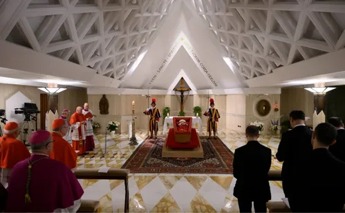 
          Imagem ilustrativa da imagem Caixão do papa Francisco será fechado sexta-feira à noite
          