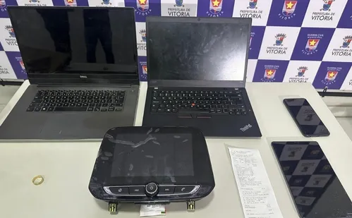 
          Imagem ilustrativa da imagem Estrangeiros são presos em Vitória por furtar objetos em carros e enviar para SP
          