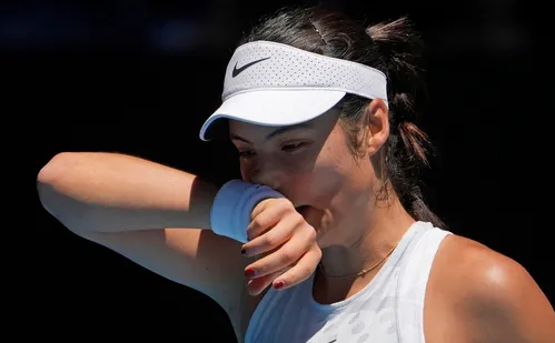 
          Imagem ilustrativa da imagem Estrela do tênis desabafa após ser perseguida por stalker: ‘Não conseguia respirar’
          