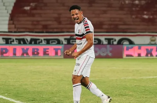 
          Imagem ilustrativa da imagem Ex-jogador do Santa Cruz sofre infarto fulminante e morre antes de jogo em SP
          