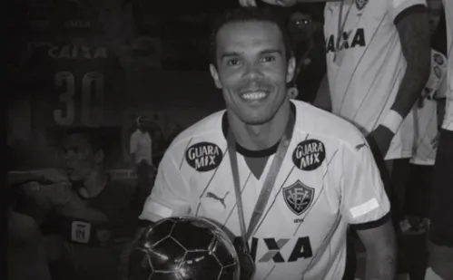 
          Imagem ilustrativa da imagem Ex-jogador ídolo no Japão e multicampeão com o Vitória morre aos 41 anos
          