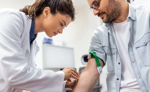 
          Imagem ilustrativa da imagem Exames de sangue que podem identificar sinais de câncer
          