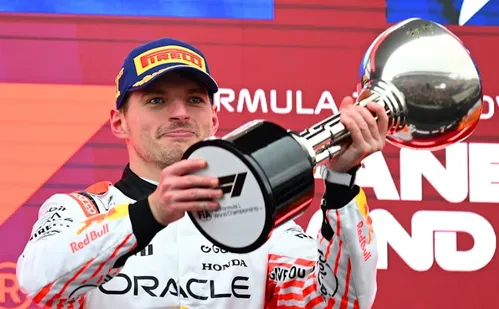 
          Imagem ilustrativa da imagem F-1: Verstappen vence GP do Japão; Bortoleto perde posições e conclui prova em 19º
          