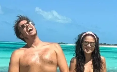 
          Imagem ilustrativa da imagem Fabio Porchat e namorada posam nus em meio ao carnaval: 'Adão e Eva'
          