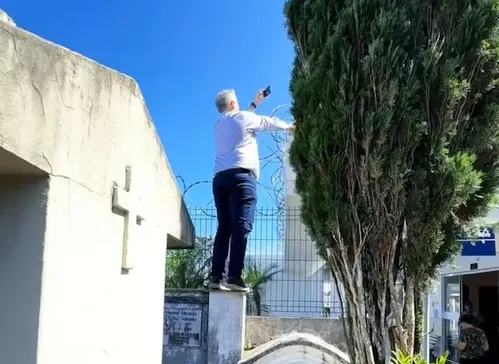 
          Imagem ilustrativa da imagem Falta de vagas em cemitério fez cidade decretar emergência: ‘Situação é de colapso’
          