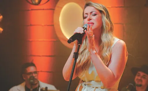 
          Imagem ilustrativa da imagem Fé, devoção e show com estrela católica no quarto dia da Festa da Penha 2025
          