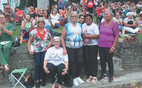 
          Imagem ilustrativa da imagem Fé, devoção e show com estrela católica no quarto dia da Festa da Penha 2025
          