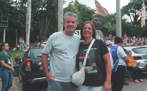 
          Imagem ilustrativa da imagem Fé, devoção e show com estrela católica no quarto dia da Festa da Penha 2025
          