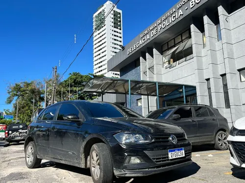 
          Imagem ilustrativa da imagem Ferido com 2 tiros na cabeça, homem dirige carro até delegacia para pedir socorro
          