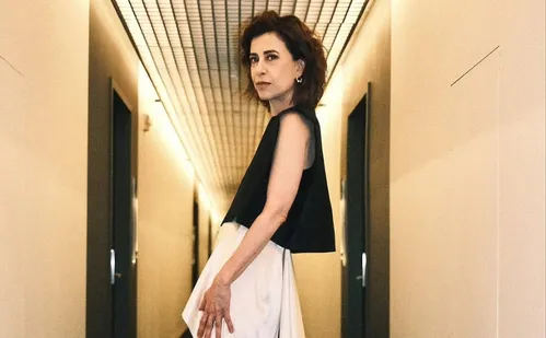 
          Imagem ilustrativa da imagem Fernanda Torres promete aparecer no Instagram antes do tapete vermelho do Oscar
          