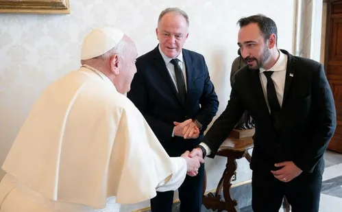 
          Imagem ilustrativa da imagem Fiéis relembram momentos marcantes com Papa Francisco
          