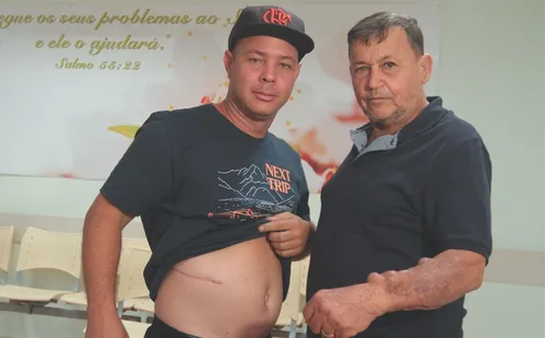 
          Imagem ilustrativa da imagem Filho adotivo doou rim: “Meu pai me salvou e agora retribuí”
          