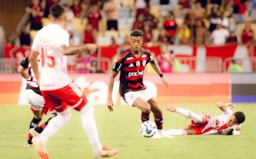 
          Imagem ilustrativa da imagem Flamengo e Inter ficam no empate em duelo tático entre Filipe Luís e Roger
          