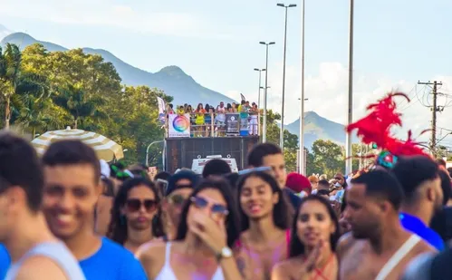 
          Imagem ilustrativa da imagem Folia neste sábado com o bloco Kustelão
          