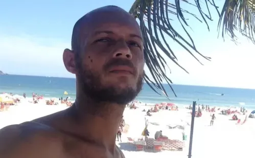 
          Imagem ilustrativa da imagem Folião leva garrafada na cabeça e morre durante bloco de Carnaval no Rio
          