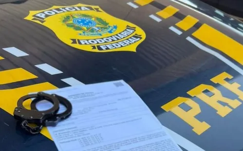 
          Imagem ilustrativa da imagem Foragida por tráfico de drogas é presa pela PRF durante fiscalização em Viana
          