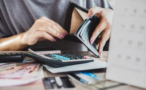 
          Imagem ilustrativa da imagem Fraudes em empréstimos deixam idosos devendo a até 10 bancos
          