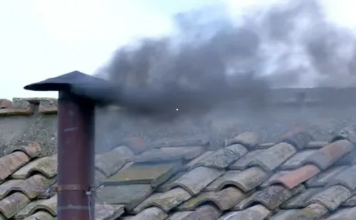 
          Imagem ilustrativa da imagem Fumaça preta sai pela 2ª vez da chaminé da Capela Sistina; ainda não há papa
          