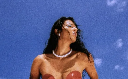 
          Imagem ilustrativa da imagem Gabriela Brown canta suas idas e vindas de Vitória
          