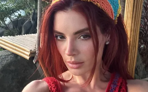 
          Imagem ilustrativa da imagem Gkay é barrada em aeroporto ao não ser reconhecida nos próprios documentos
          