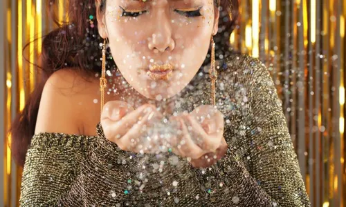 
          Imagem ilustrativa da imagem Glitter no Carnaval: Oftalmologista dá dicas para uso seguro e sem riscos aos olhos
          