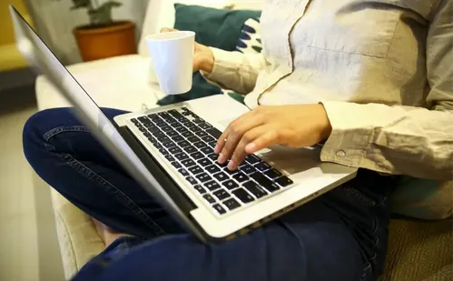 
          Imagem ilustrativa da imagem Golpes no Dia das Mães: veja como se proteger nas compras online
          