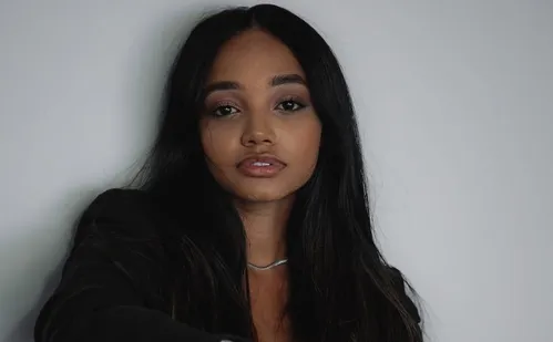 
          Imagem ilustrativa da imagem Gospel, irmã de Oruam canta músicas do pai e torce por conversão do rapper
          