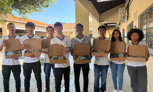 
          Imagem ilustrativa da imagem Governo de Pernambuco anuncia avanço nas entregas de kits e fardamento escolar
          