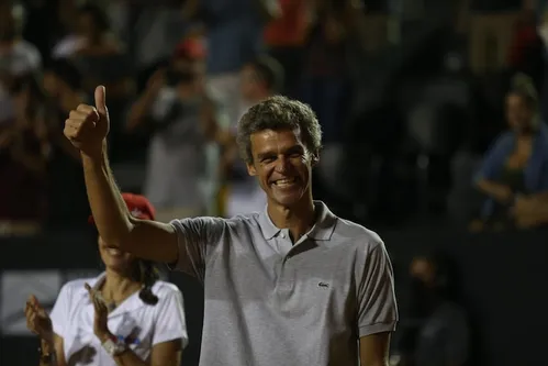 
          Imagem ilustrativa da imagem Guga celebra feitos de João Fonseca: ‘Depois do título deu até vontade de voltar pra quadra’
          